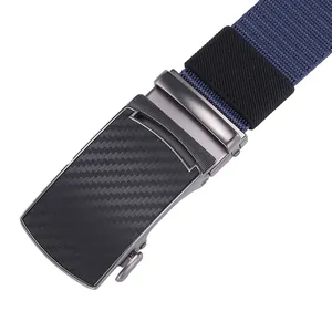 Detail eines dunkelblauen Nylon-Gürtels mit gunmetal Automatikschließe und Carbon-Inlay
