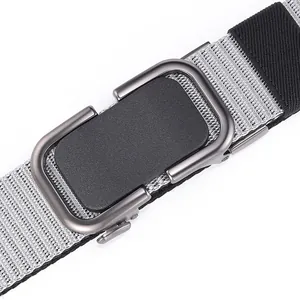 Detalle del cinturón de lona bicolor con hebilla metálica rectangular en negro mate