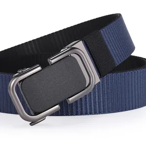Detalle de cinturón de nailon trenzado azul marino con hebilla automática de metal mate