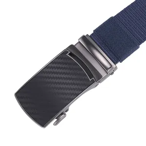 Detail der Gürtelschnalle mit Carbonfaser-Textur und blauem elastischem Webband für Herren