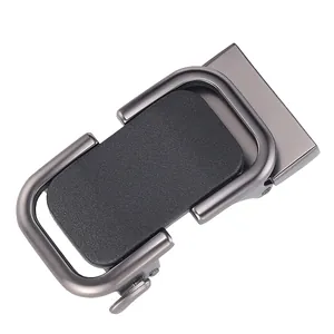 Detalle de hebilla automática en gris plomo con acabado mate para cinturón de hombre