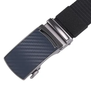 Detail der taktischen Gürtelschnalle mit Carbon-Textur und schwarzem Nylon-Gurtband