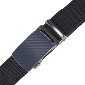 Detailaufnahme des taktischen Nylon-Gürtels mit Metallschnalle in Carbon-Optik