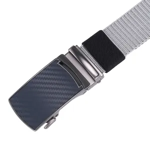 Detail der grauen taktischen Gürtelschnalle mit Carbon-Textur und Nylon-Gurtband
