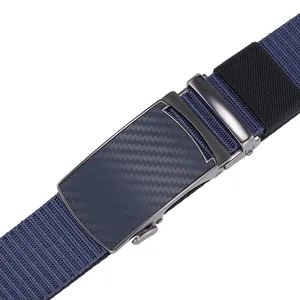 Detail eines blauen Canvas-Gürtels mit Metallschnalle in Kohlefaser-Optik auf weißem Grund