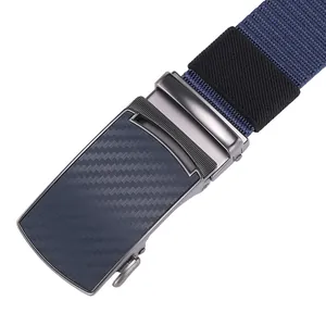 Detail eines dunkelblauen Nylon-Gürtels mit matter Metallschnalle und Carbonfaser-Inlay