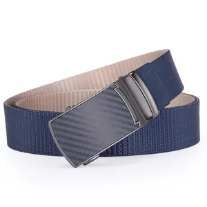Nahaufnahme des blauen Nylon-Gürtels mit Metallschnalle in Kohlefaser-Optik auf weißem Grund