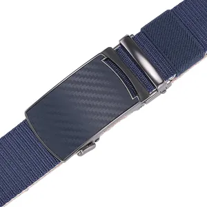 Detail eines dunkelblauen Nylon-Gürtels mit schwarzer Metallschnalle und Kohlefaser-Struktur