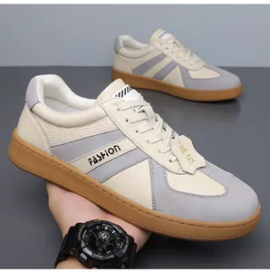 Detailopname van rundlederen sneakers met suède inzetstukken en een bruine rubberen zool