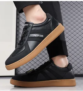 Detailweergave van zwarte lederen herensneakers met dikke rubberen zool en logo-opdruk