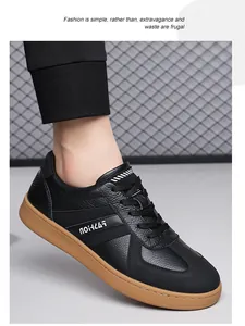 Close-up van zwarte lederen sneakers met karamelkleurige rubberen zool en veters