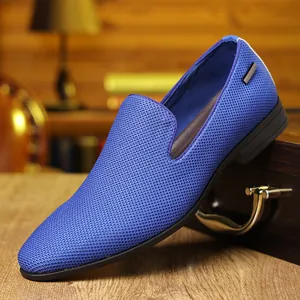 Gros plan de mocassins bleus tissés avec semelles noires souples sur un coffret