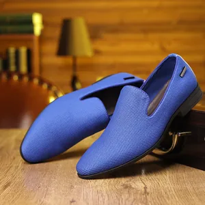 Vue détaillée de mocassins en tissu bleu tissé sur un fond en bois vintage