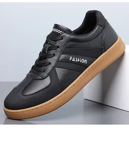Detail van zwarte leren sneakers met gummizool en Fashion-tekst aan de zijkant