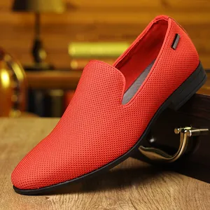Gros plan de mocassins rouges en maille respirante avec semelle en caoutchouc noir