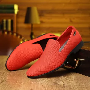Vue détaillée des mocassins rouges en maille avec semelle noire et texture respirante