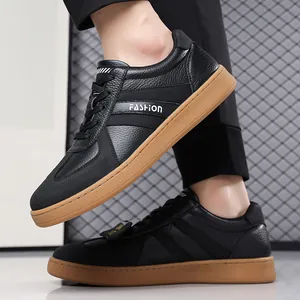 Casual herensneakers van zwart leer met een duurzame rubberen zool en vetersluiting