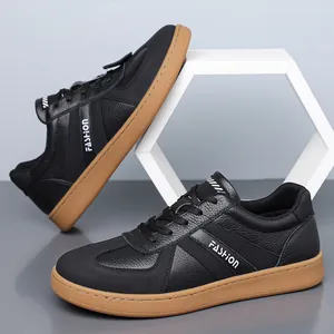 Heren sneakers van zwart rundleer met rubberen zool en modieuze opdruk aan de zijkant