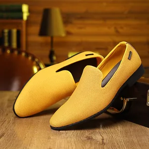 Détail de mocassins en maille jaune pour hommes avec semelle épaisse en caoutchouc