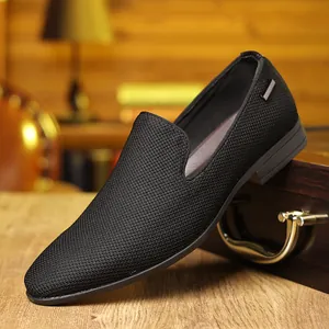 Détail de mocassins bleus pour hommes avec mesh respirant et accent en métal argenté au talon