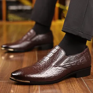 Mocasines marrones con estampado de cocodrilo y punta metálica para vestimenta de negocios