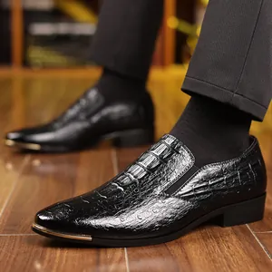 Mocasines de hombre negros con textura de cocodrilo y punta metálica dorada