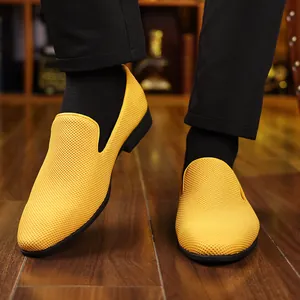 Mocassins pour hommes en maille tisée jaune vif avec semelle fine noire et design respirant