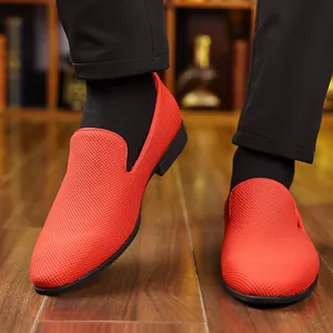 Mocassins en tricot rouge pour homme avec design sans lacets et semelle souple noire