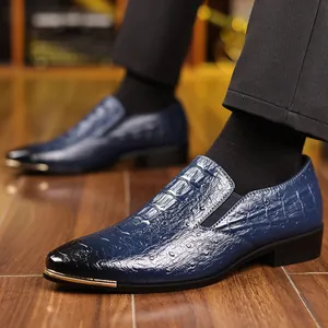 Mocasines de hombre azul marino con textura de cocodrilo, punta metálica y degradado fino