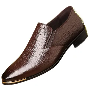 Mocasines de hombre en cuero marrón con relieve de cocodrilo y punta metálica