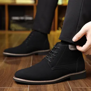 Stivaletti classici da uomo in pelle scamosciata nera con cuciture su legno
