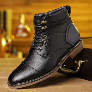 Dettaglio stivali in pelle nera martellata con occhielli metallici e punta a cappuccio