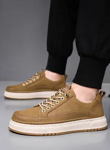 Détail des baskets en cuir de vachette marron pour hommes avec texture douce et respirante