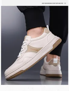 Detalle de zapatillas blancas para hombre con texto de moda y suela de goma