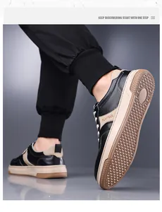 Detalle de la suela de goma antideslizante en estas zapatillas de moda negras y beige de hombre