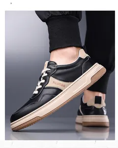 Detalle de zapatos casuales de cuero negro con suelas beige y estampado de moda
