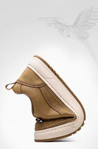 Chaussure décontractée en cuir marron flexible montrant une haute élasticité et semelle