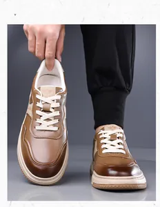 Detalle de zapatillas de cuero marrón y beige con punta redonda y logotipo elegante de XYZ