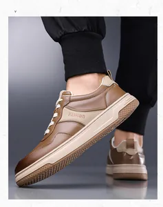 Detalle de zapatillas de cuero marrón y caqui con suela gruesa de goma y logotipo de moda