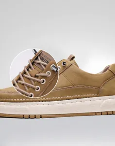 Vue détaillée de chaussures en cuir camel avec coutures et semelle épaisse blanche