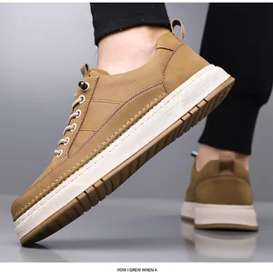 Profil latéral de baskets en cuir marron pour hommes avec semelles épaisses antidérapantes