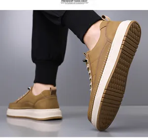 Vue latérale des baskets en cuir kaki montrant la semelle en caoutchouc et les coutures