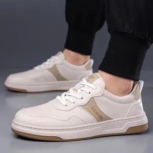 Zapatillas minimalistas blancas para hombre con detalles caqui y suelas de goma