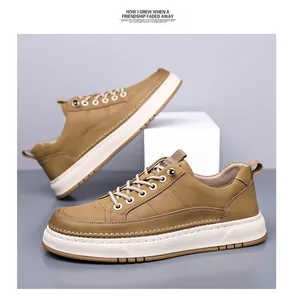 Détail de chaussures décontractées en cuir kaki pour hommes avec semelle épaisse blanche