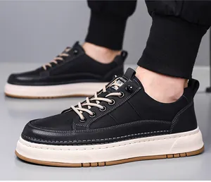 Vue détaillée de chaussures décontractées en cuir noir avec semelle beige et crantée