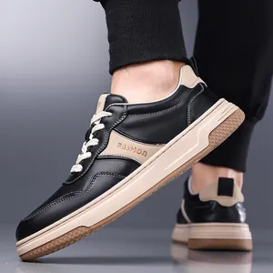 Zapatillas casuales de cuero para hombre en negro y beige con texto FASHION y suela