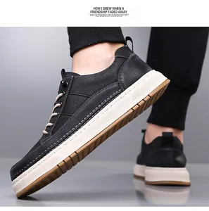 Détail de chaussures en cuir noir pour homme avec motif litchi et semelle blanche épaisse