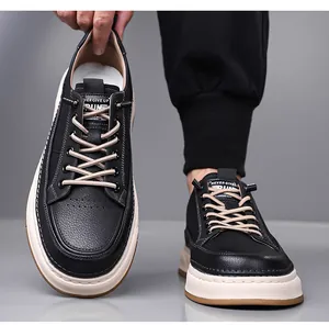 Détail de la texture cuir grainé et de la semelle plateforme cousue sur chaussures pour hommes