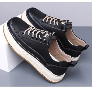 Vue détaillée du cuir noir avec semelle intercalaire beige et semelle extérieure en gomme