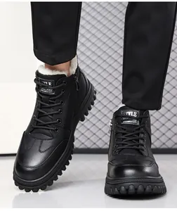 Detail van winterschoenen voor heren met warme voering van wol en antislip rubberen zool